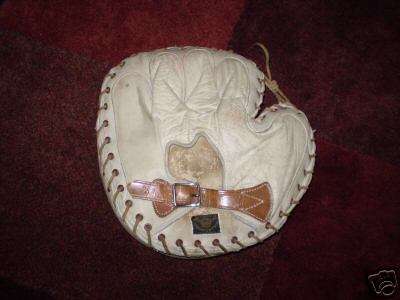 Victor, Wright & Ditson Catchers Mitt White Back